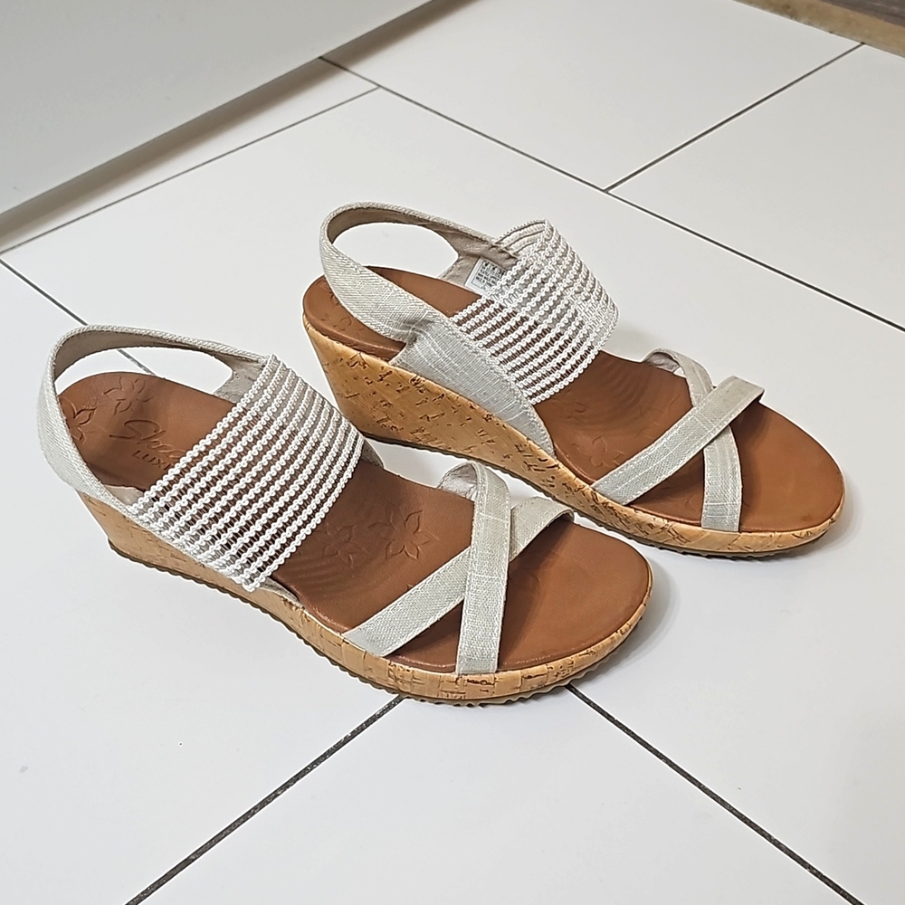 SKECHERS Super comfy & lightweight vacation sandals